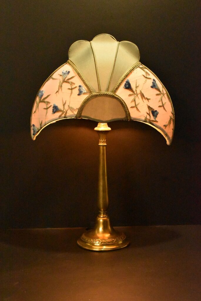 Lampe éventail brodé bleu